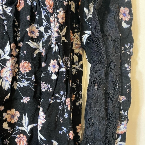 Torrid Long Sleeve Button Down Black Flower Shirt With Lace Size 1 Whimsigoth - Picture 3 of 9